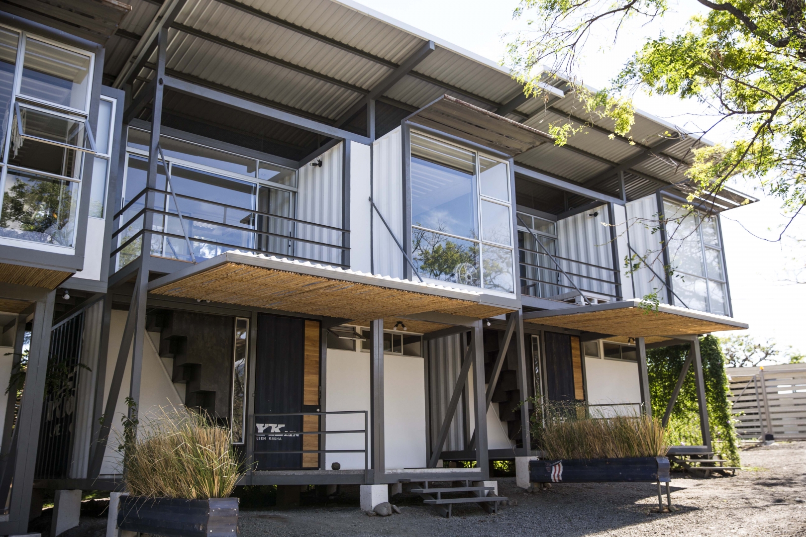 El proyecto Contenedores Franceschi se ubica en Santa Ana, unos 40 minutos al oeste de la capital de Costa Rica. El complejo residencial consiste en tres apartamentos construidos a partir de tres contenedores que fueron utilizados previamente para el transporte marítimo de mercancías. Alejandro Gamboa / Grupo Nación