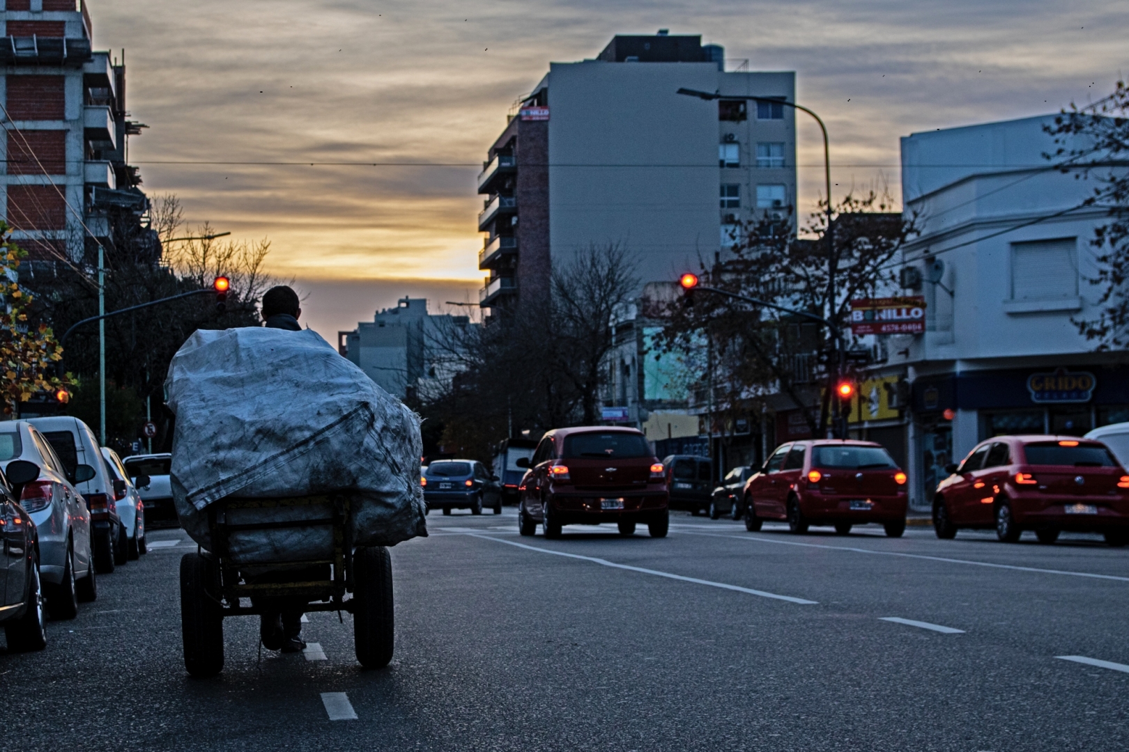 Según estimaciones del Banco Mundial, unos cuatro millones de latinoamericanos se dedican a la recolección, separación y reventa de materiales reciclados. La mayoría lo hace en la informalidad, sin acceso a derechos laborales básicos, retribución justa y cobertura de salud. Foto: Julieta Ortiz, ANCOM