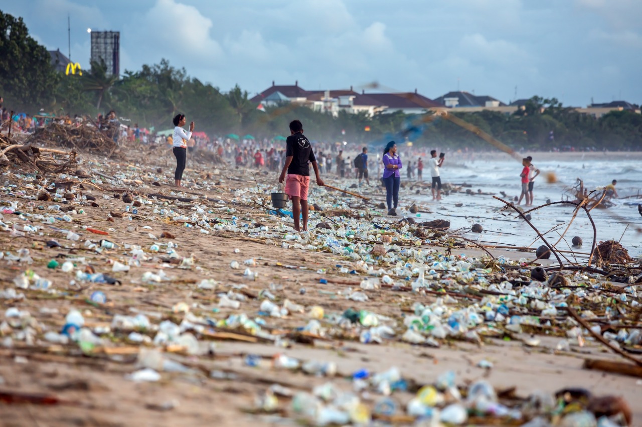 Esta imagen es de la playa llamada Kuta, ubicada en Bali (Indonesia).