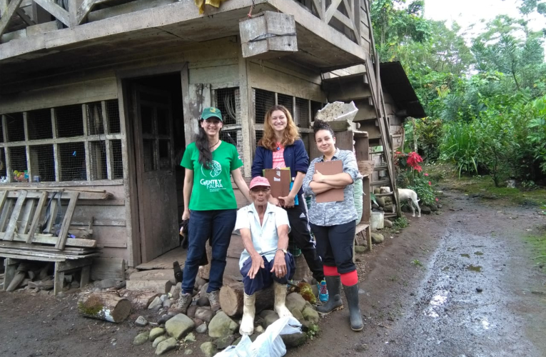 Las investigadoras de Gente y Fauna durante una visita de campo en Upala, en la zona norte de Costa Rica.