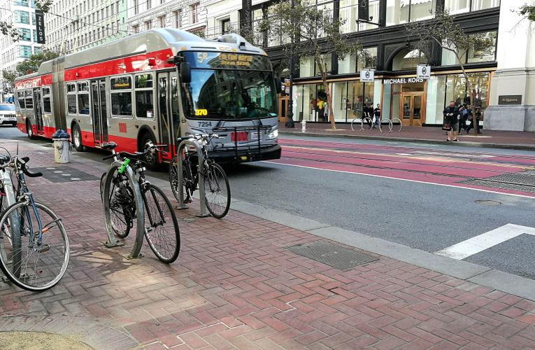 Para lograr reducciones significativas en emisiones de gases efecto invernadero, los alcaldes de C40 argumentan que se deben tomar políticas orientadas a promover una movilidad urbana que sea limpia y eficiente, principalmente enfocada en transporte público.