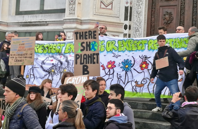 Los jóvenes florentinos se congregaron en frente de la iglesia Santa Croce, lugar donde precisamente están enterrados Galileo Galilei y Miguel Ángel.