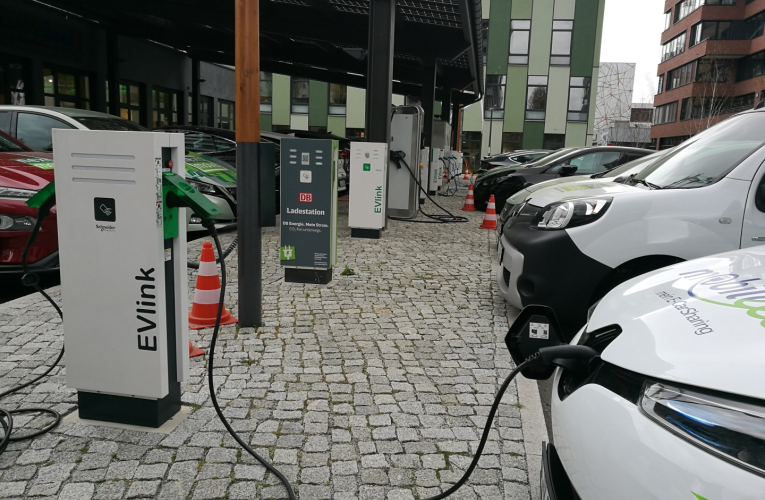 vehículos eléctricos y estación de carga