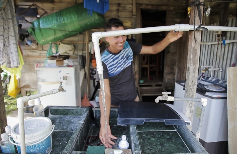 Desde hace aproximadamente un año, Ronald Guzmán y su familia están aprovechando el agua de lluvia para lavar ropa y otras tareas domésticas. Esto gracias al empleo de un sistema de captación de agua de lluvia que aprovecha la altura e inclinación del techo de su vivienda en la comunidad de Bahía Ballena, en el cantón de Osa.