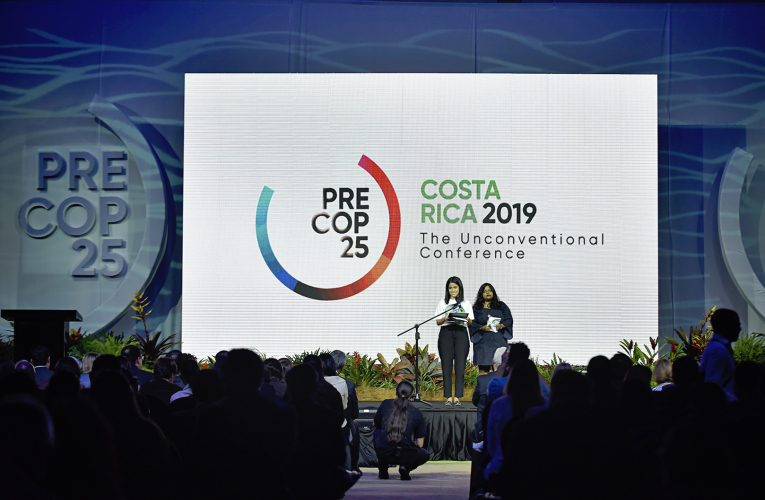 Sara Cognuck González, representante de la Conferencia Local de Juventud Costa Rica, y Yugrathna Srivastava de YOUNGO fueron las encargadas de entregar las peticiones de los jóvenes a los representantes de gobiernos y organizaciones.