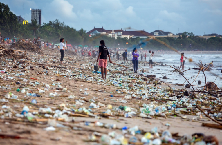 Esta imagen es de la playa llamada Kuta, ubicada en Bali (Indonesia).