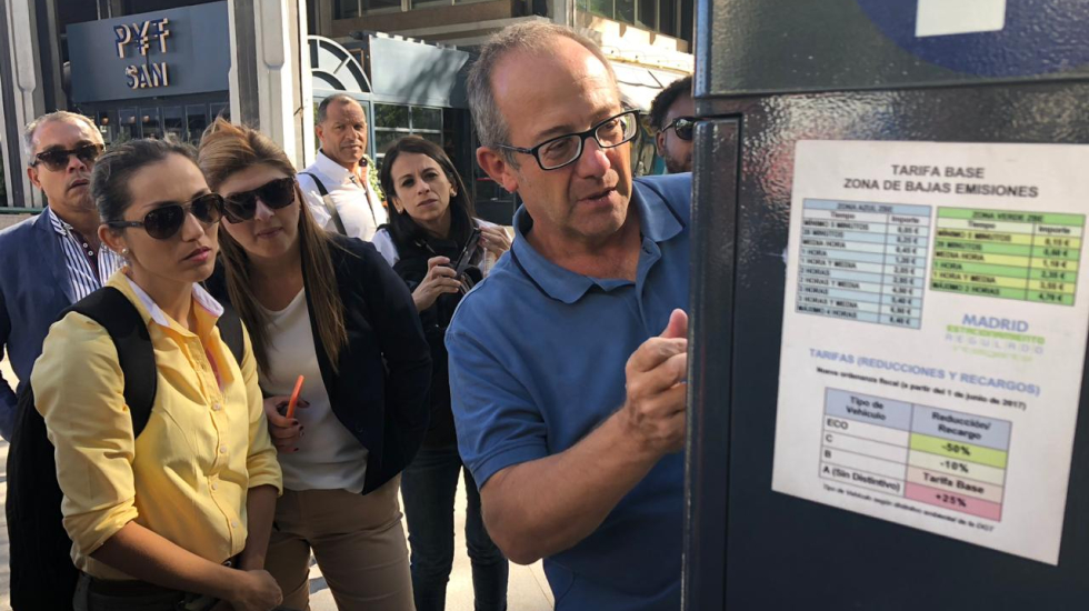 En Madrid, España, las Zonas de Bajas Emisiones restringen el acceso al centro de la ciudad a los vehículos más contaminantes, incentivando el cambio a vehículos más eficientes. © GIZ Costa Rica