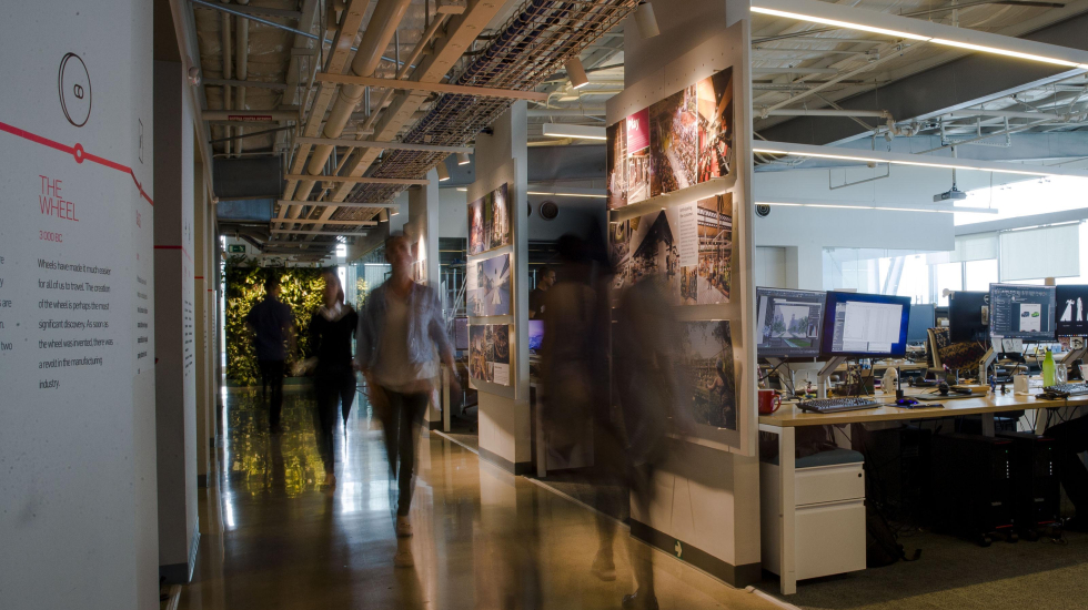 Las personas dedican una tercera parte de su tiempo a trabajar. Por ello, el diseño de los espacios de trabajo son esenciales para el bienestar de las personas. Alejandro Gamboa / Grupo Nación