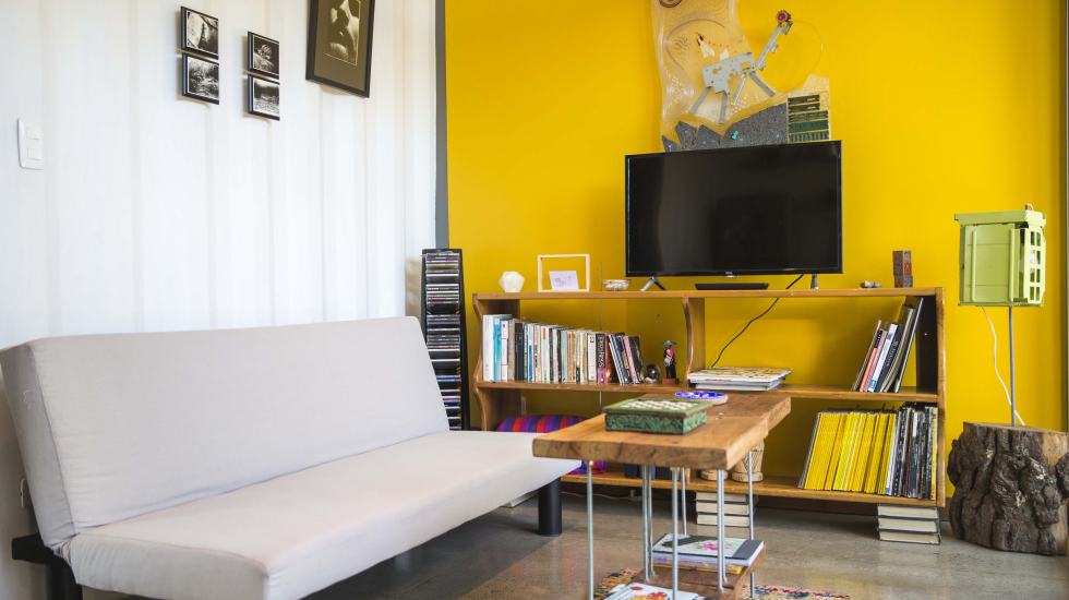 El espacio de la sala se complementa con una terraza que da al patio. Esa medida de diseño ayuda a ampliar la sensación de espacio y evitar el encierro. Alejandro Gamboa / Grupo Nación