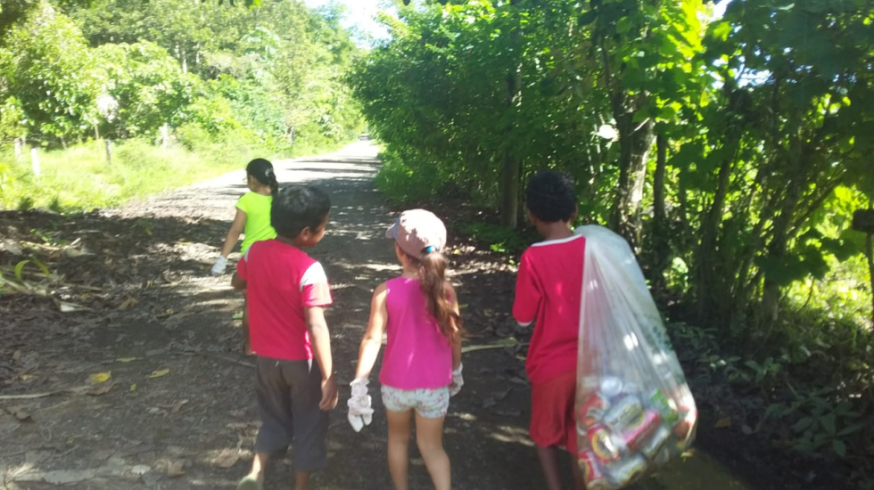 Los niños y las niñas se sumaron al voluntariado.