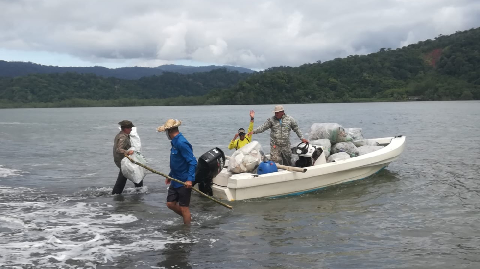 La jornada de limpieza incluyó recolección en el mar.