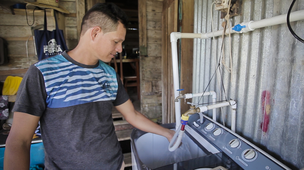  En la casa de Ronald Guzmán, el agua llovida se utiliza para lavar ropa. Daniela Linares / SIWA Producciones