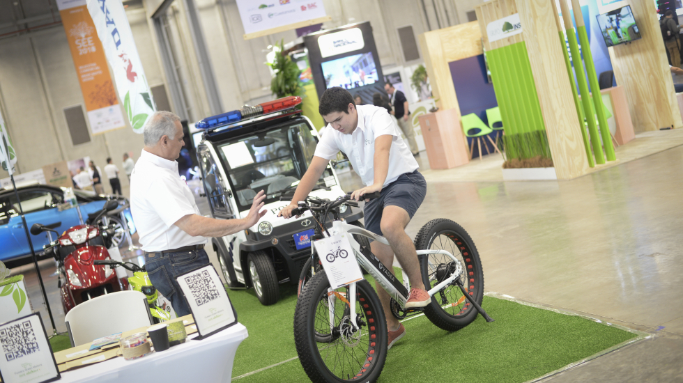 Los asistentes al congreso pudieron probar una serie de vehículos eléctricos desde automóviles hasta bicicletas. John Mullins / Parque Viva