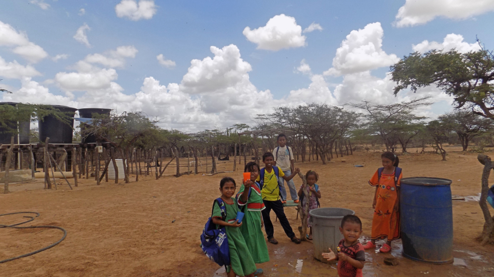 En caseríos donde hay pozos, el agua está disponible en canecas para que la población calme la sed, máxime, por las altas temperaturas de hasta 40 grados. Foto: María Teresa Arboleda Grajales