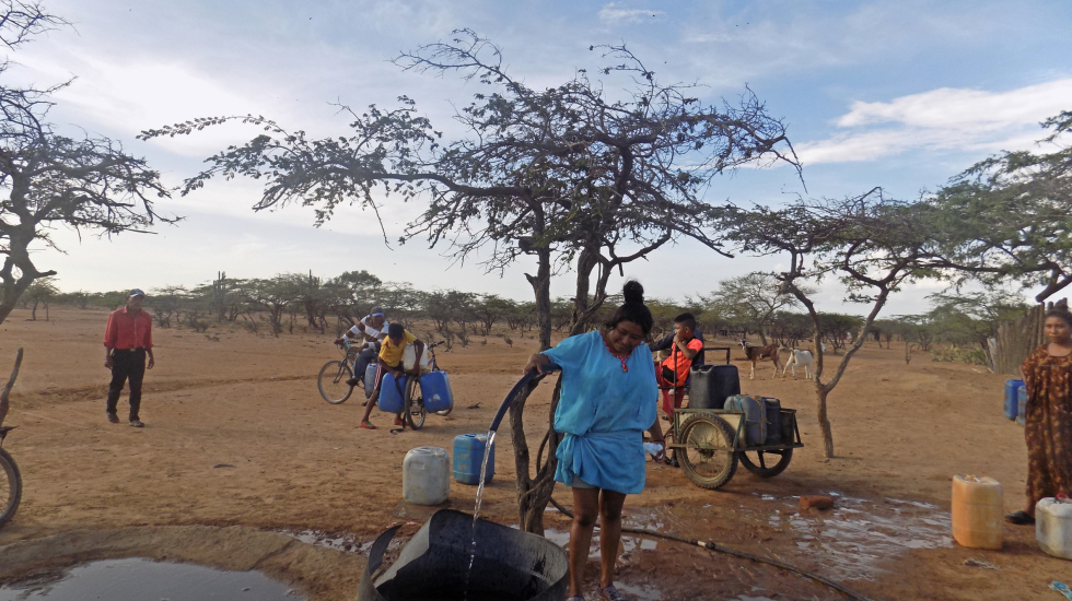 El agua que años atrás extraían con baldes de los pozos profundos, ahora la obtienen por medio de mangueras, gracias a las bombas que trabajan con energía solar. Foto: María Teresa Arboleda Grajales.